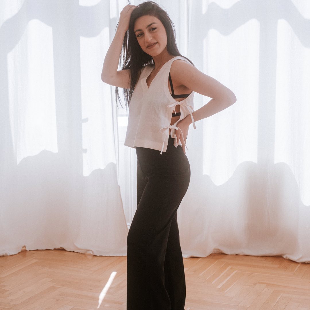 Vášnivá a odvážná.🥰 Tak by se dala popsat naše unikátní kráska, která je opravdu nevšedním kouskem nové kolekce.😍 Na léto je ideální parťačkou právě díky detailu na bocích.☀️ Krásný véčkový střih a mašle zkrátka dodají každému outfitu jiskru!🤩

#linen #europeanflax #slowfashion #fashion #brno #sustainablefashion #sijemesami #handmade #sustainability #czechoslovakdesign #design #udrzitelnamoda #brno #fashionrevolution #pomalamoda #recycle #upcycling #gots #clothes #czechfashion #udrzitelnost #upcycle #fashionable #ecofashion