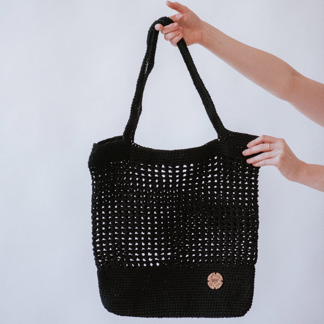 Představujeme vám i druhou tmavší variantu z našich pomocnic na cestách.🥰 Určitě už jste ji na našem profilu mohli vidět a nyní je konečně k prodeji!😍 Vleze se do ní opravdu spoustu věcí, díky její pevnosti a odolnosti.😊 K vodě, večer do města, nebo na cesty po památkách, lepší společnici si zkrátka nemůžete přát!🤩

#slowfashion #fashion #brno #sustainablefashion #sijemesami #handmade #sustainability #czechoslovakdesign #design #udrzitelnamoda #brno #fashionrevolution #pomalamoda #recycle #upcycling #gots #clothes #czechfashion #udrzitelnost #upcycle #fashionable #ecofashion