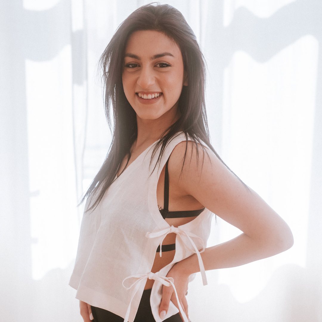 Krásný véčkový střih a působivý a zároveň odvážný detail na bocích.😍 Na léto je skvělou volbou, protože je z příjemného lehkého materiálu!😊 

#slowfashioncz #udrzitelnamoda #ekomoda #etickamoda #vedomamoda
#fashionrevolutioCZ #sustainablefashioncz #slowfashion #fashion #brno #sustainablefashion #sijemesami #handmade #sustainability #czechoslovakdesign #design #udrzitelnamoda #brno #fashionrevolution #pomalamoda #recycle #upcycling #gots #clothes #czechfashion #udrzitelnost #upcycle #fashionable #ecofashion