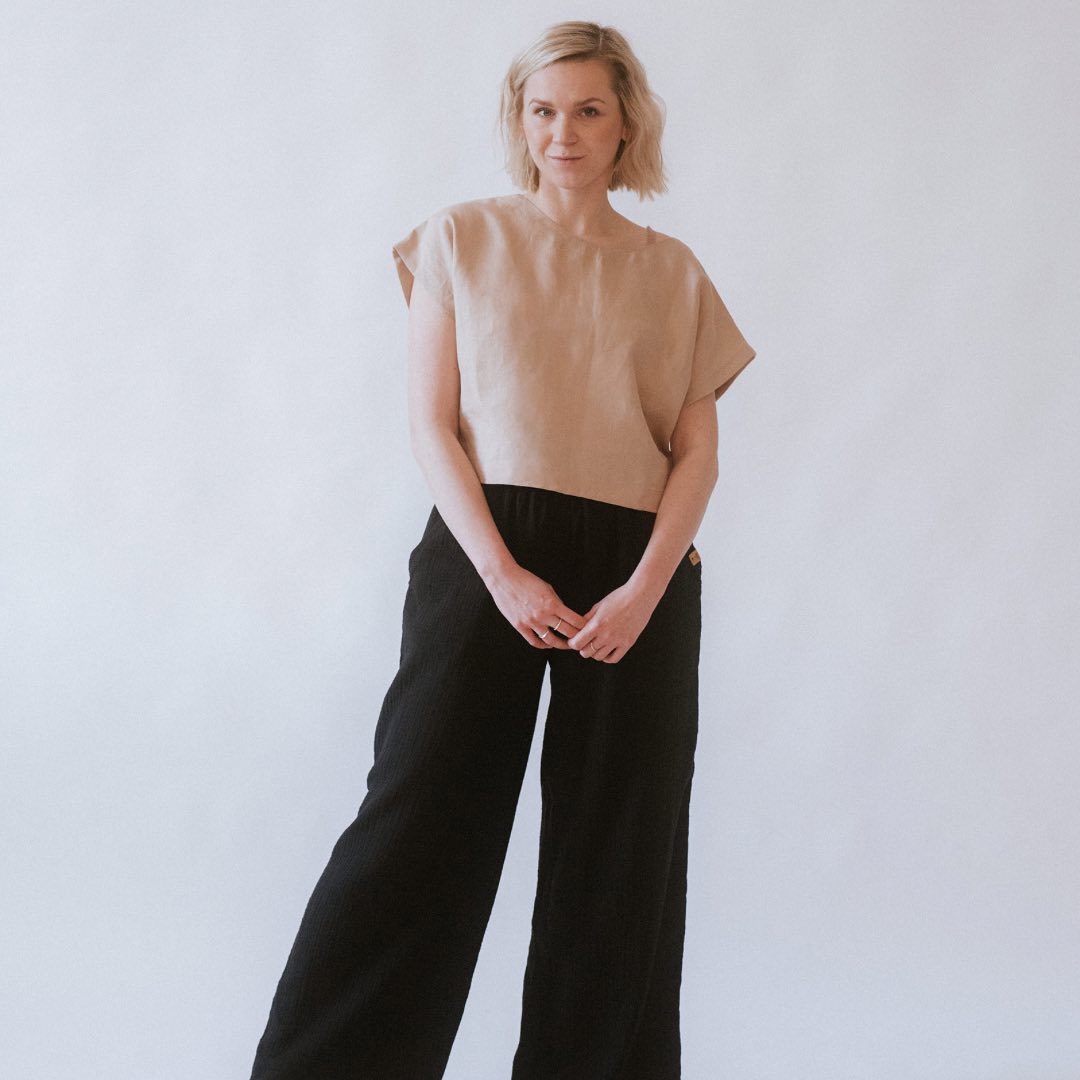 Tyto kalhoty v sobě nesou jistou eleganci. Zdáním klamou, protože na dotek později odhalíme, že jsou úžasně lehké a tak se stávají nositelné i v tom nejteplejším počasí. Provzdušněné, krásně volné skryjí a zároveň umožní nohám opravdu elegantně vyniknout.

#slowfashioncz #ekomoda #etickamoda #vedomamoda
#fashionrevolutioCZ #sustainablefashioncz #slowfashion #fashion #brno #sustainablefashion #sijemesami #handmade #sustainability #czechoslovakdesign #design #udrzitelnamoda #brno #fashionrevolution #pomalamoda #recycle #upcycling #gots #clothes #czechfashion #udrzitelnost #upcycle #fashionable #ecofashion